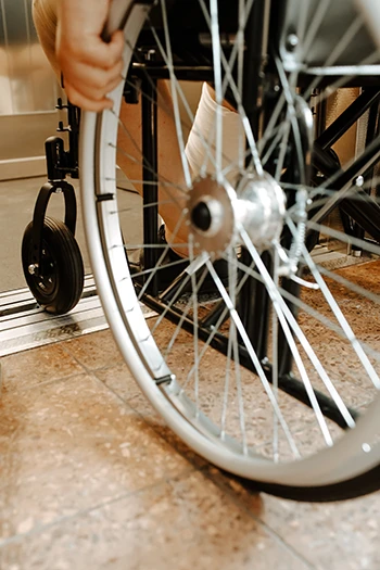 Ein Rollstuhlfahrer bei der Einfahrt in einen Aufzug