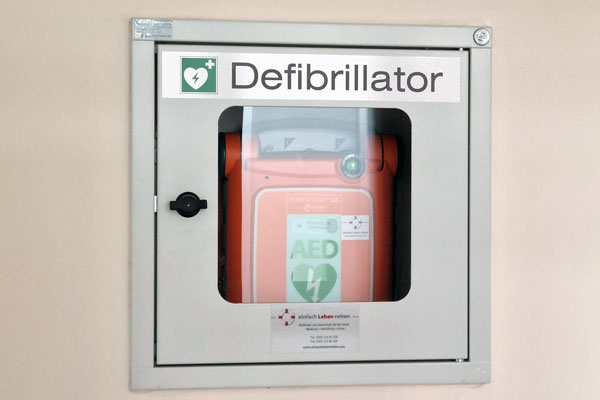 In allen Etagen des Karl Bröger Haus steht ein Defibrilator zur Verfügung.