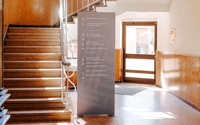 Blick auf die Info-Tafel im Eingangsbereich des Karl Bröger Haus