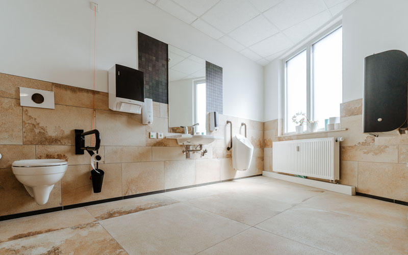 Blick in einen der barrierefreien Sanitärraum im Karl Bröger Haus
